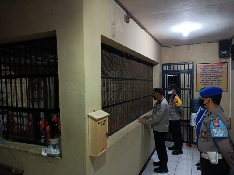 Pantau Situasi Polres, Personel Propam Cek Piket dan Tahanan