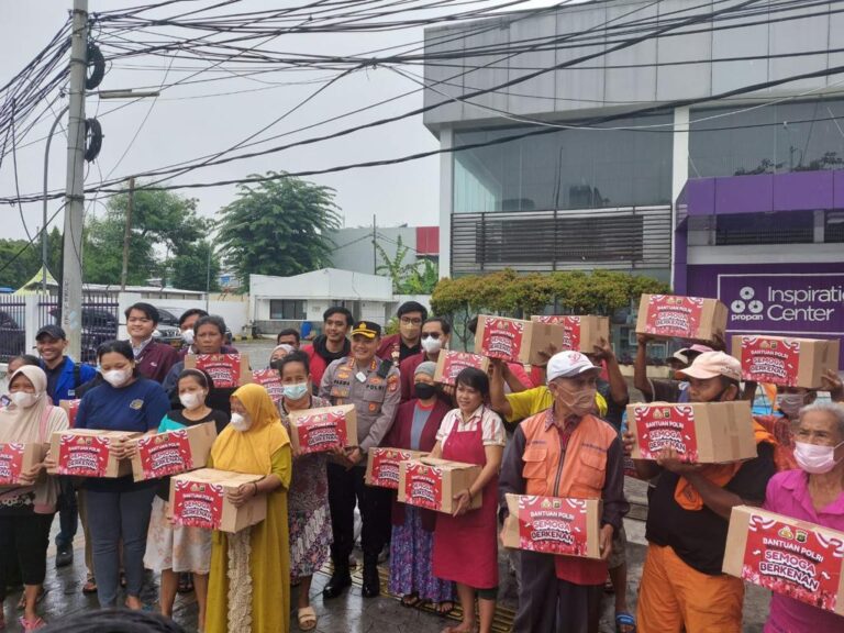 Bansos Polda Metro Jaya Bersama Mahasiswa dan OKP Peduli Terdampak Pengalihan Harga BBM
