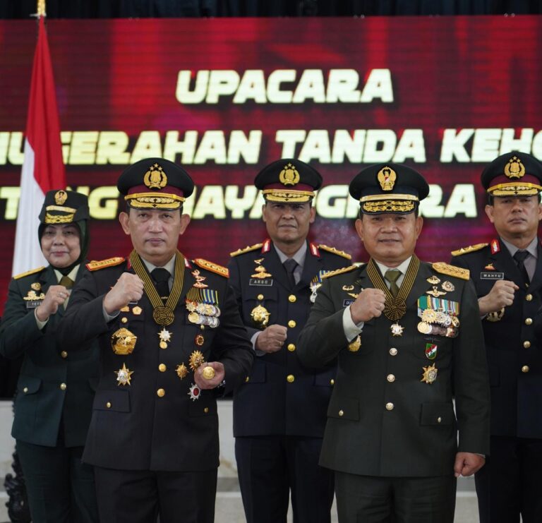 Kasad Terima Bintang Bhayangkara Utama