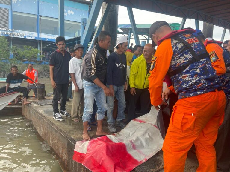 Tim SAR Gabungan Satpolairud Polres Karimun Berhasil Temukan Korban Laka Laut Di Tg. Batu Kundur