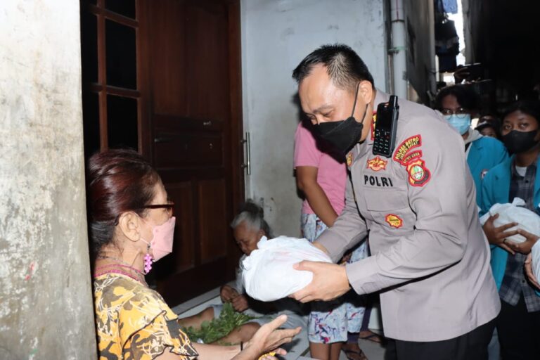 Bantu Warga Terdampak Kenaikan BBM, Polisi dijakarta barat gandeng mahasiswa bagikan beras ke Warga Slum Area Tanah Sereal Tambora