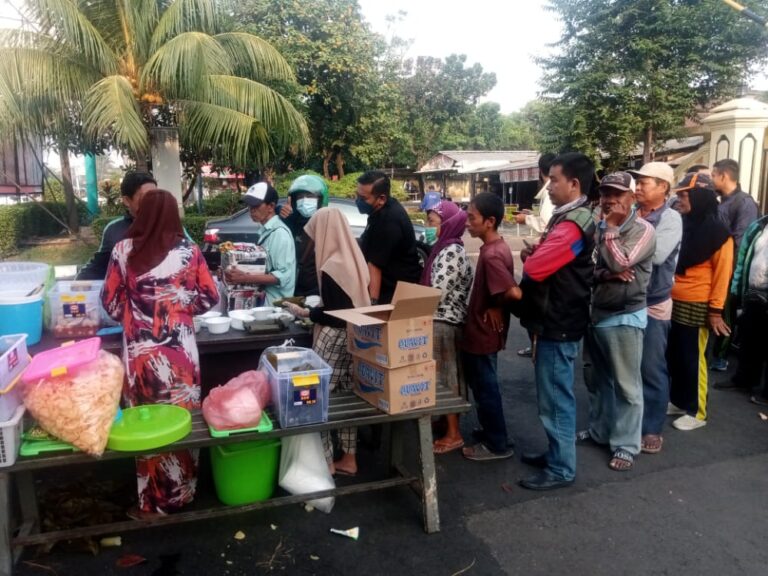 Jum’at Berkah, Kapolsek Kalideres AKP Syafri Wasdar Berbagi 200 Porsi Lontong Sayur