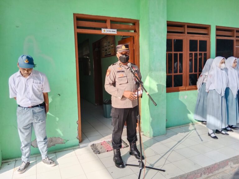 Ajak Siswa Cinta Tanah Air dan Berakhlak Mulia Jajaran Polres Ngawi Pimpin Upacara Bendera