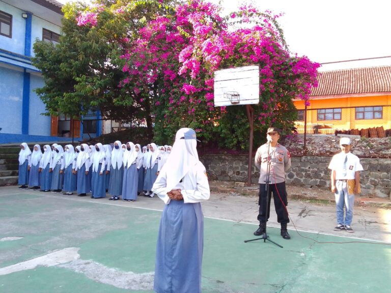 Berikan Pemahaman Pentingnya Tertib Berlalu Lintas, Jajaran Polres Ngawi Pimpin Upacara Bendera di Sekolah