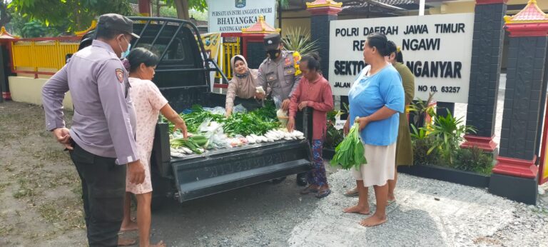 Peduli Warga Kurang Mampu, Jajaran Polres Ngawi Bagikan Paket Sayur Mayur