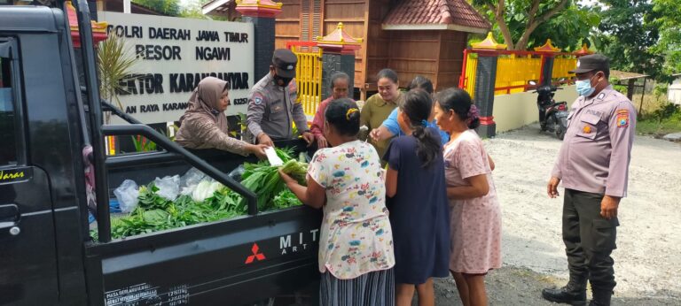 Peduli Warga Kurang Mampu, Jajaran Polres Ngawi Bagikan Paket Sayur Mayur