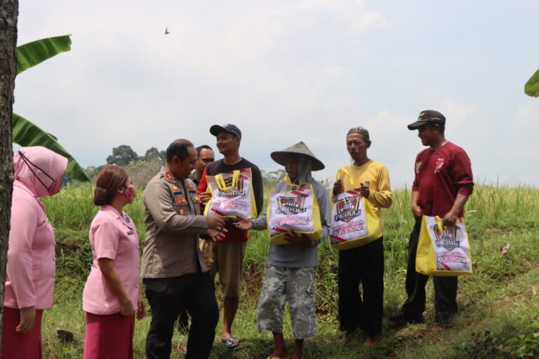 Petani di Sawah Kaget dihampiri Kapolres Ngawi