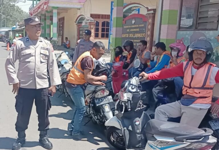 Polsek Jogorogo Patroli Harkamtibmas Sosialisasi Tertib Berlalulintas Kepada Komunitas Ojek Wisata Srambang Park