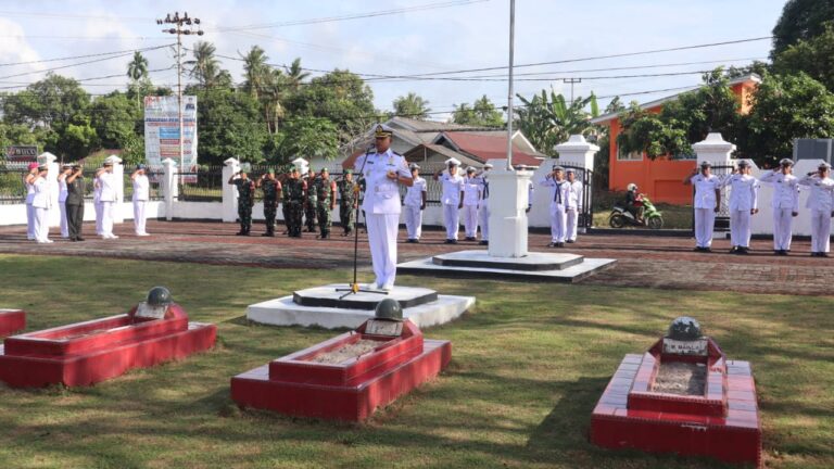Jelang HUT Ke-77 TNI, Lanal Dabo Singkep Laksanakan Ziarah Tabur Bunga Di TMP