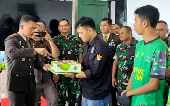 HUT TNI Ke-77, IMKL Tanjungpinang dan Tim Futsal Hangtuah Perkasa FC Berikan Kejutan ke Dandim 0315/Tanjungpinang