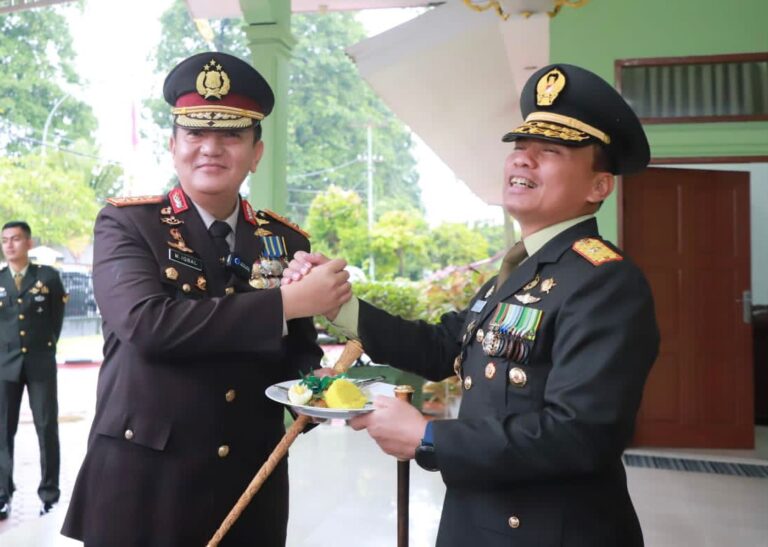 Kapolda Riau Irjen Moh Iqbal Bersama Pejabatnya Datangi Kediaman Danrem 031/WB, Ada Apa ?