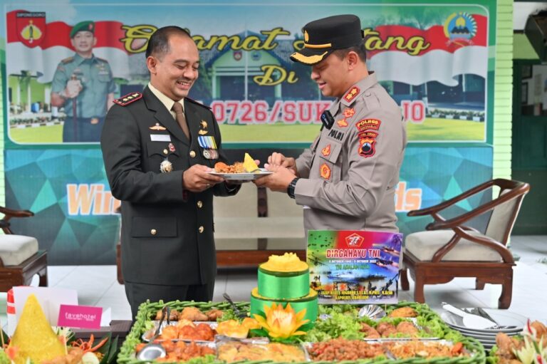 Berbagai Elemen Masyarakat dan Instansi Datangi Kodim 0726/Sukoharjo Berikan Selamat HUT TNI Ke 77