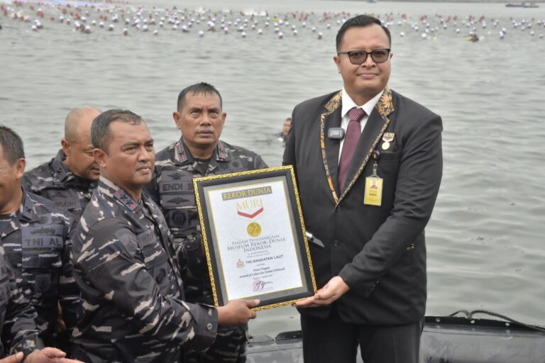 TNI AL Pecahkan Rekor Muri Water Trappen Pada Peringatan Hut Ke 77 TNI