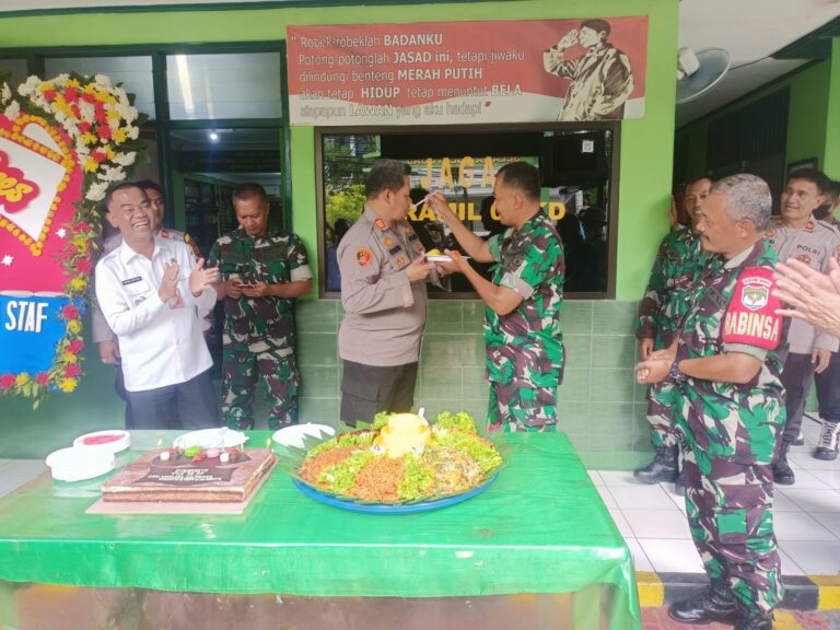 Kapolsek Kalideres Beserta Personil Tasyakuran HUT TNI Ke 77 di Koramil Kalideres