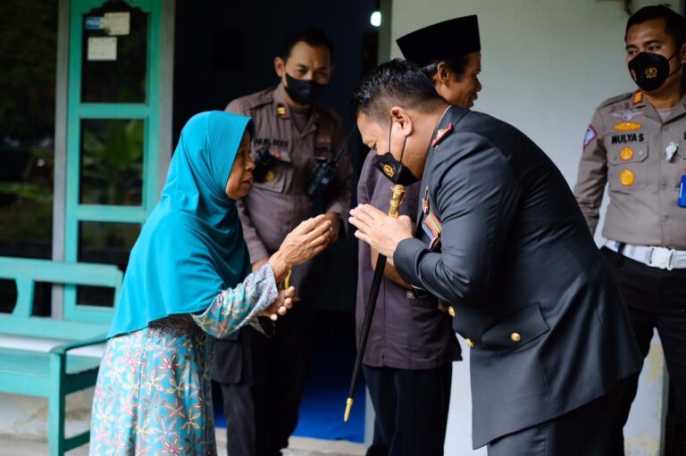 Polres Blitar Kota Berikan Santunan dari Kapolri dan Kapolda Jatim Kepada Dua Keluarga Korban Insiden Kanjuruhan