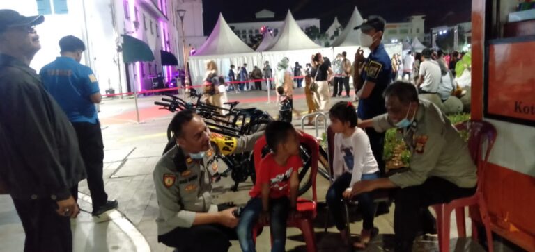 Kapolsubsektor Pinangsia serahkan 2 anak yang terpisah dari orangtuanya