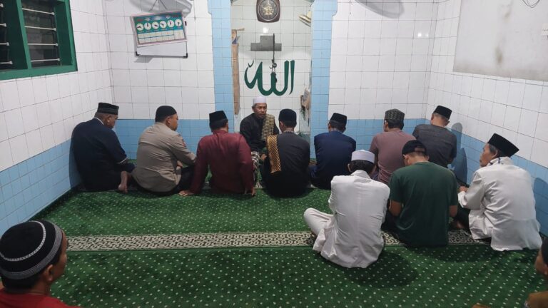 Polsek Kalideres Laksanakan Sholat Subuh Berjamah (Suling Dakmas) di Musholla Nurul Ikhlas
