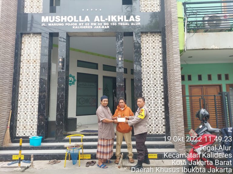 Polsek Kalideres Serahkan Bantuan Kapolsek untuk Renovasi Mushollah Al Ikhlas
