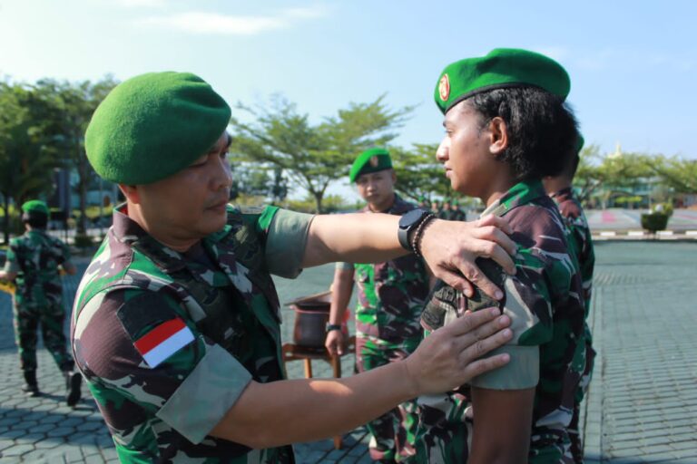 Kolonel Inf Riksani Gumay, S.I.P., M.A.P., Memimpin Upacara Tradisi Penerimaan Warga Baru Kodam XII/Tpr