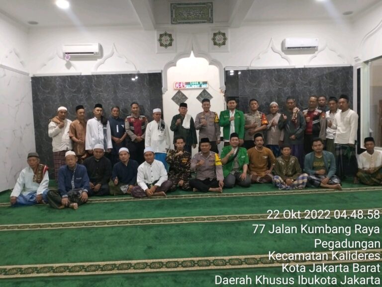 Polsek Kalideres Laksanakan Sholat Subuh Berjamah di Musholla Nurul Huda