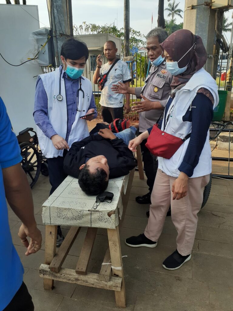 Kepala Polisi Subsektor Pinangsia evakuasi pengunjung Kawasan kota tua yang pingsan