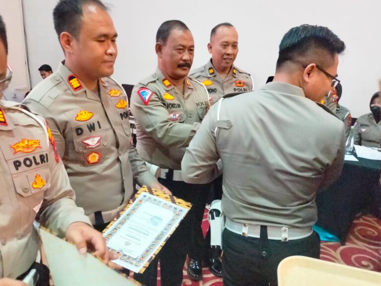 Ungkap Kasus Tabrak Lari, Kasat Lantas Ngawi AKP Djoko Terima Penghargaan