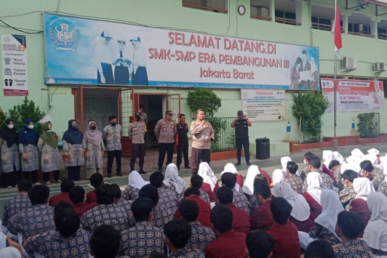 Kapolsek Kalideres Berikan Arahan Pembinaan Kepada Murid SMK Era Pembangunan