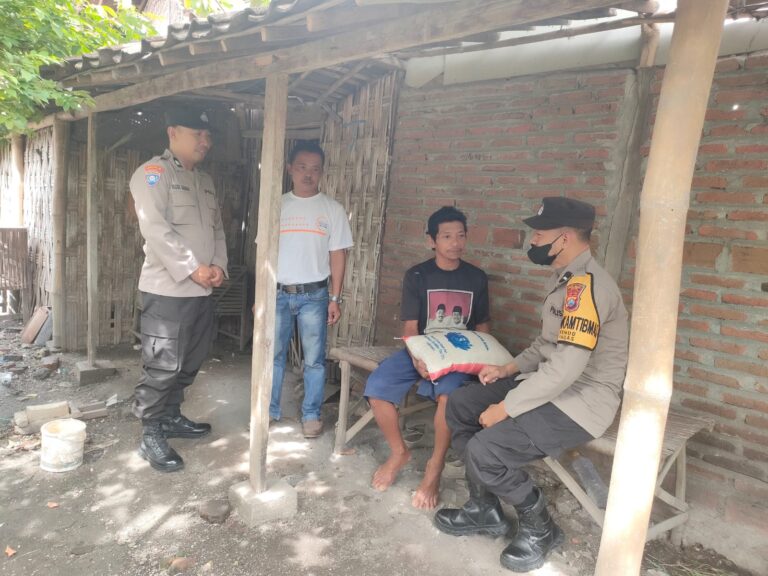 Polsek Padas Bagikan Bantuan Sembako Kepada Warga Terdampak Bencana di Dusun Krawut