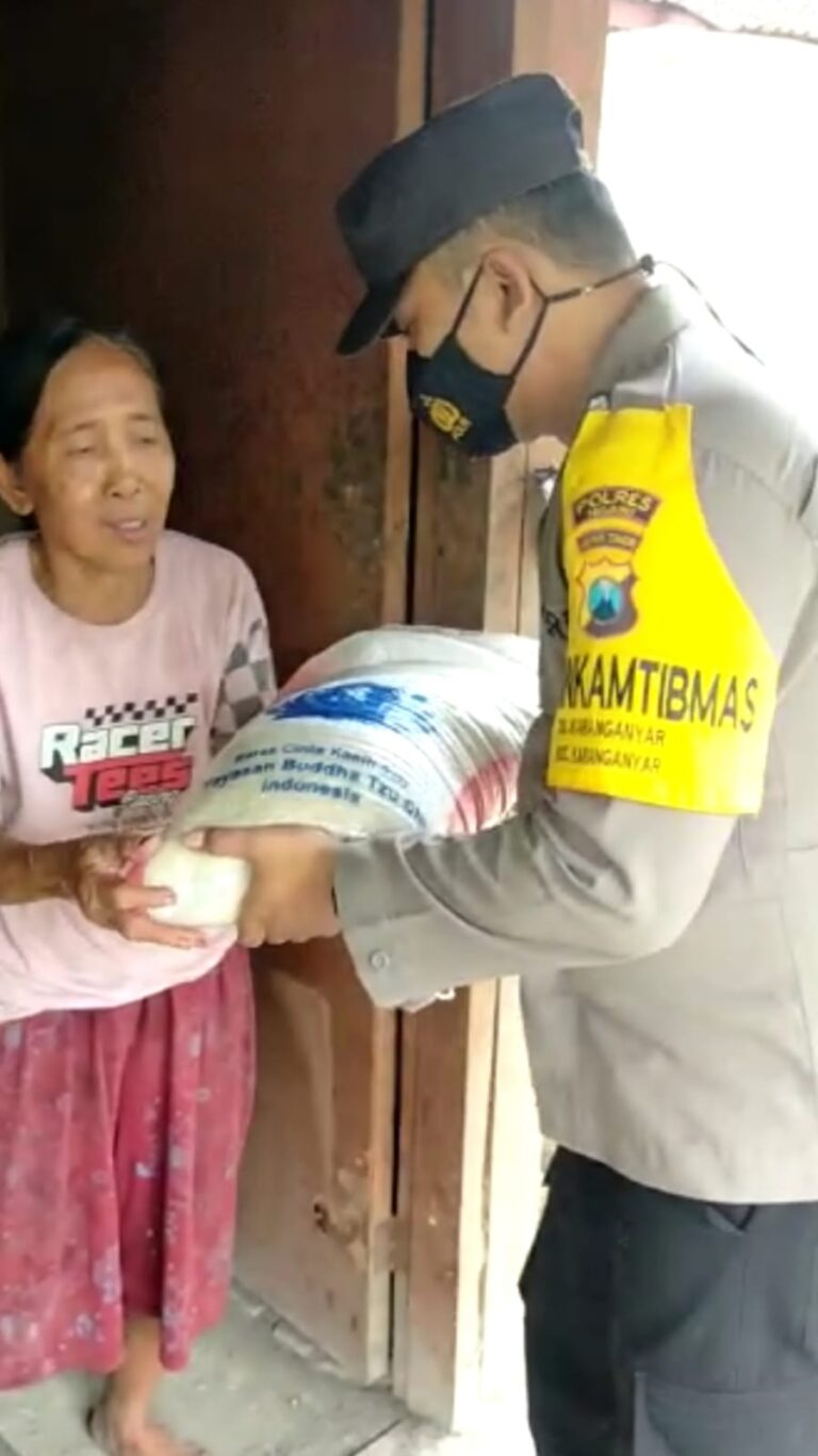 Polri Berbagi, Polsek Karanganyar Bagikan Bantuan Sembako Kepada Warga Kurang Mampu