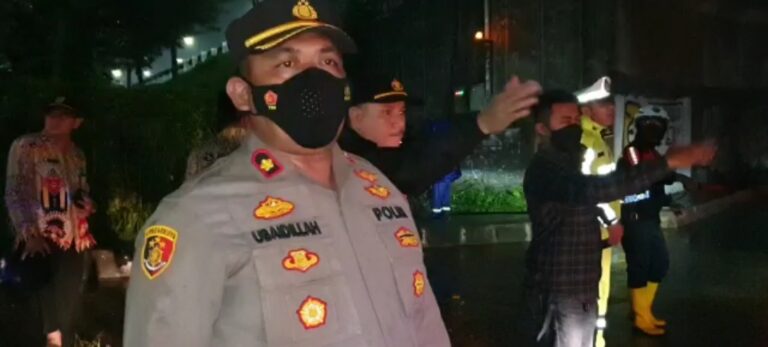 Kolong Tol Jor Meruya Utara Tergenang Air Hujan, Polsek Kembangan Sigap Lakukan Pemantauan