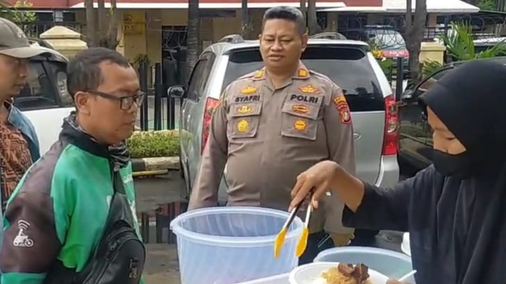 Jum’at Berkah, Kapolsek Kalideres AKP Syafri Wasdar Berbagi 200 Porsi Lontong Sayur