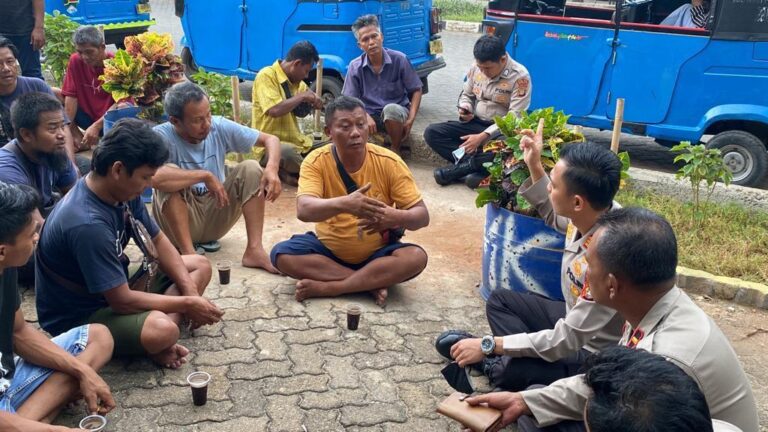 Berikan Imbauan Kamtibmas, Kapolsek Muara Baru Ngobrol Santai Bareng Sopir Bajai