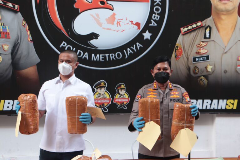 Ditresnarkoba Polda Metro Jaya, berhasil menangkap kurir narkoba jenis ganja 112 KG jaringan Sumatera dan Jawa.