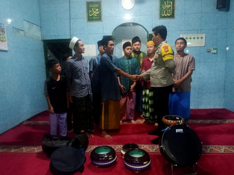 Kapolsek Kalideres Berikan Bantuan Satu Set Alat Hadroh Kepada Remaja Musholla Al Ikhlas