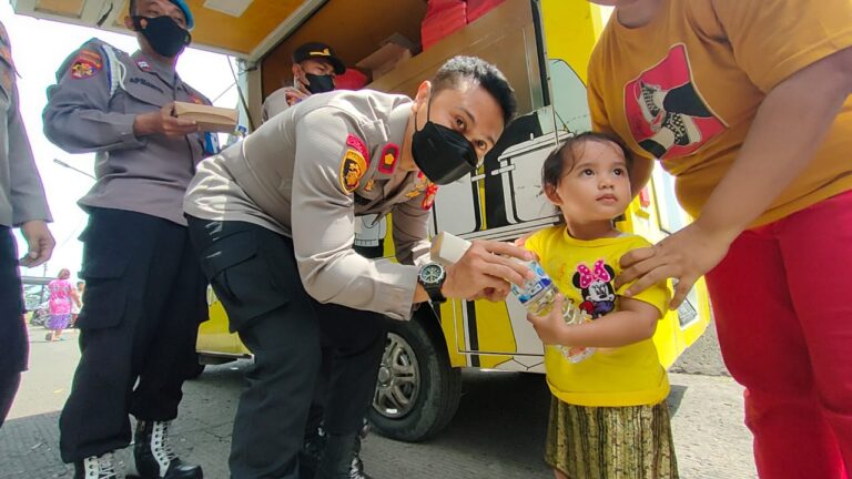 Jumat Berkah, Polsek Tanjung Duren Bagikan Nasi Bungkus Gratis Bagi Masyarakat Terdampak Banjir