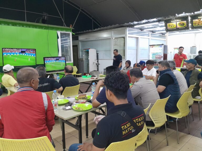 Nobar Piala Dunia 2022 Bareng Warga, Kapolsek Kalideres Tetap Berikan Pesan Kamtibmas