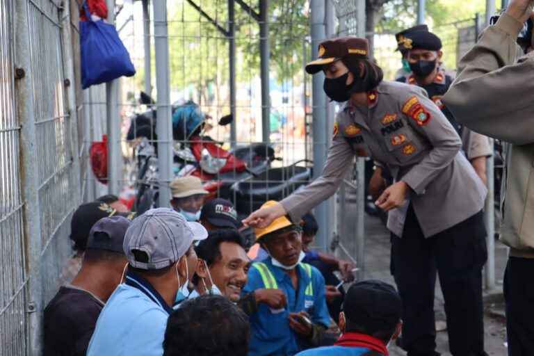 Pakobar Patroli Kopi Bareng Polres Pelabuhan Tanjung Priok Bersama Buruh dan Komunitas Ojek di Pos 8