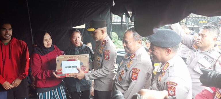Wakapolda Metro Jaya Menyerahkan Langsung Bantuan Kemanusiaan Korban Gempa Bumi di Cianjur di Mapolres Cianjur