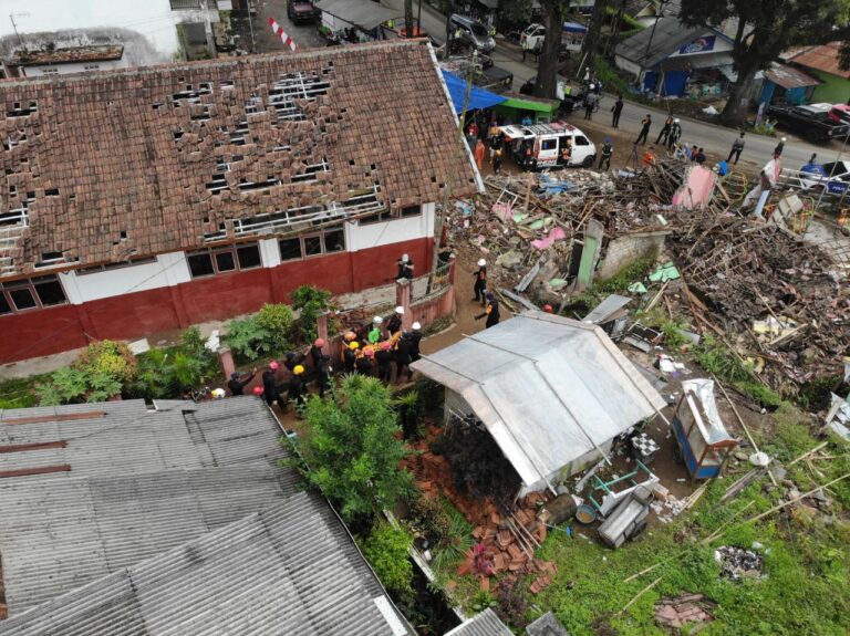 Hujan rintik sejak pagi tak halangi evakuasi 5 korban gempa Cianjur