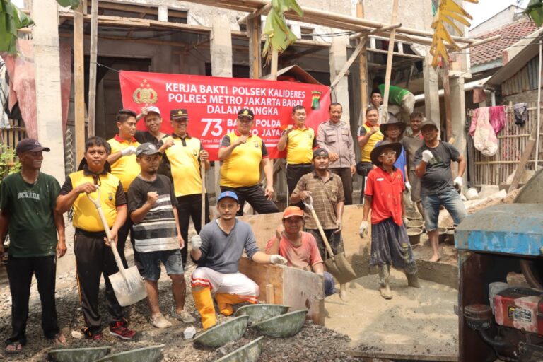 73 Tahun Bakti Polda Metro Jaya, Kapolsek Kalideres Didampingi Anggotanya Lakukan Pengecoran Pembangunan Musholla Al Khoiriyah