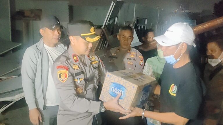 34 Bangunan Semi Permanen Di Grogol Petamburan Rusak Akibat Angin Puting Beliung, Polsek Tanjung Duren Terjun Beri Bantuan