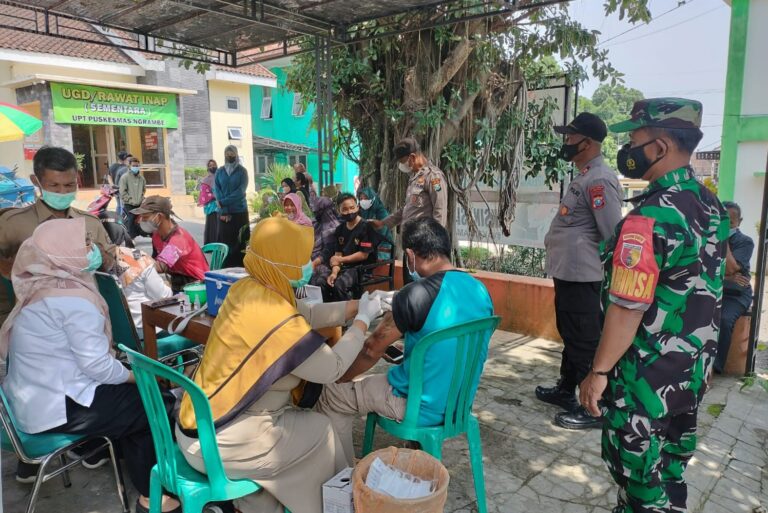 Polsek Ngrambe Dampingi Warga Vaksinasi Covid-19 di Puskesmas Kecamatan
