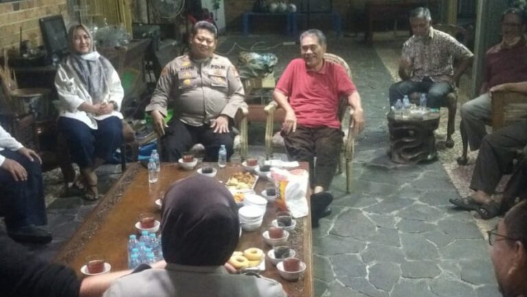 Maraknya Tawuran, Kapolsek Kalideres Melaksanakan Silaturahmi dengan Warga dan Pengurus Kelurahan Pegadungan