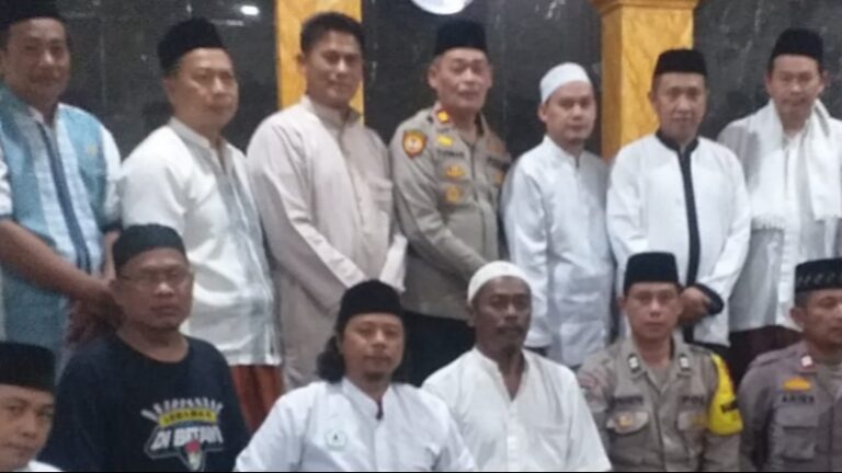 Personil Polsek Kalideres Pererat Silaturahmi serta Kamtibmas di Musholla Alittihad