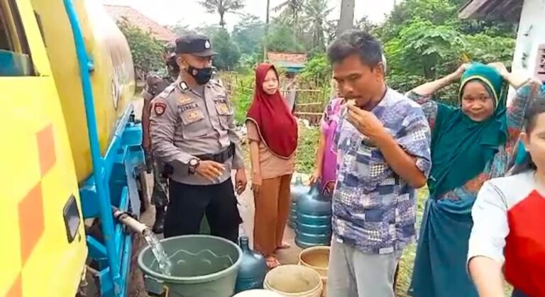 Polsek Tenjo Polres Bogor Bantu Warga Yang Kesulitan Dapatkan Air Bersih