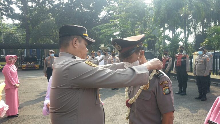 Kapolsek Memimpin Upacara Wisuda Purna Bhakti 2 Personel Polsek Kalideres