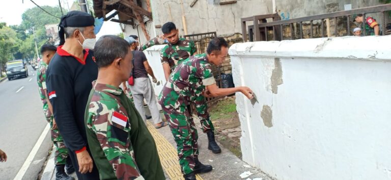 Peringati HUT Kodam Jaya Ke 73, Koramil 04/Pulogadung Karya Bakti Bersihkan, Mengecat Makam
