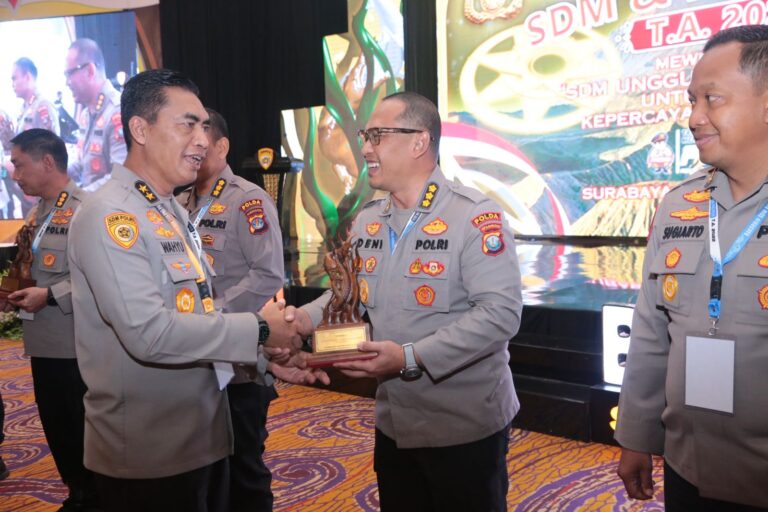 BIRO SDM POLDA KEPRI MENERIMA PENGHARGAAN OLEH AS SDM POLRI, KATEGORI JUARA 1 PROGRAM PERUMAHAN BAGI PERSONEL POLRI