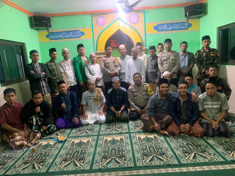 Polsek Kalideres Menghadiri Shalat Subuh Berjamaah di Musholla At Tawwabin