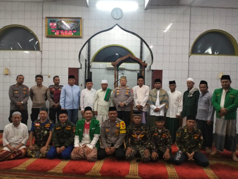 Polsek Kalideres Hadiri Sholat Subuh Berjamaah di Masjid Jami Baitul Ma’mur